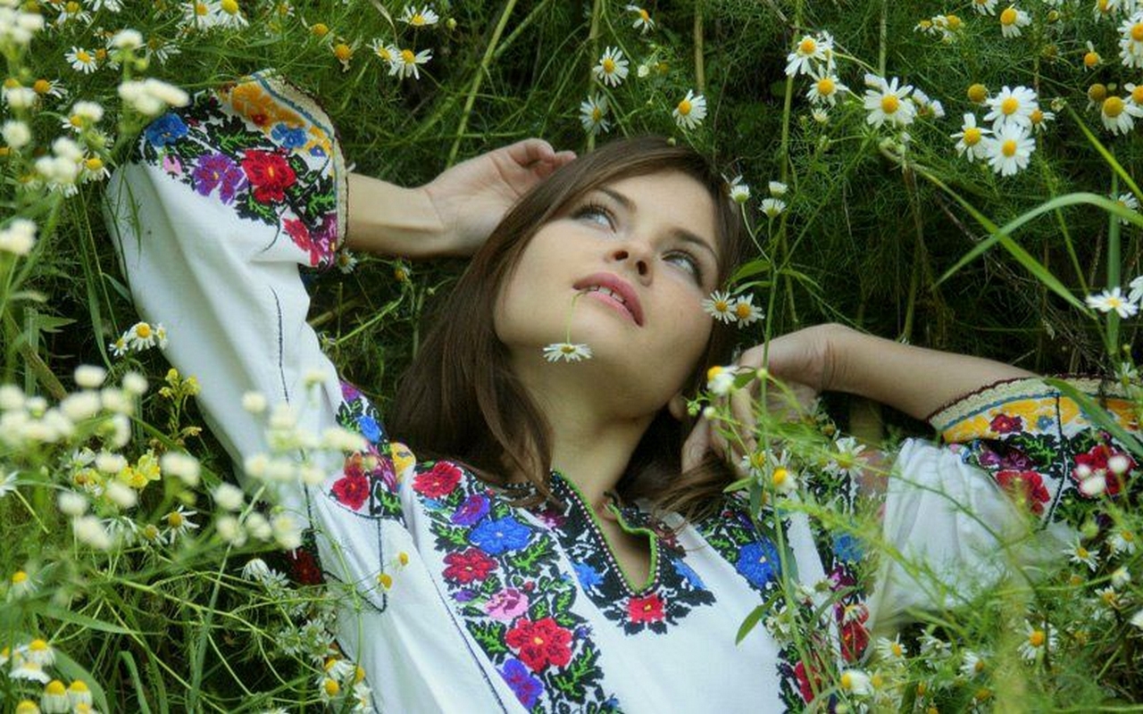 Красивые славянские девушки на природе