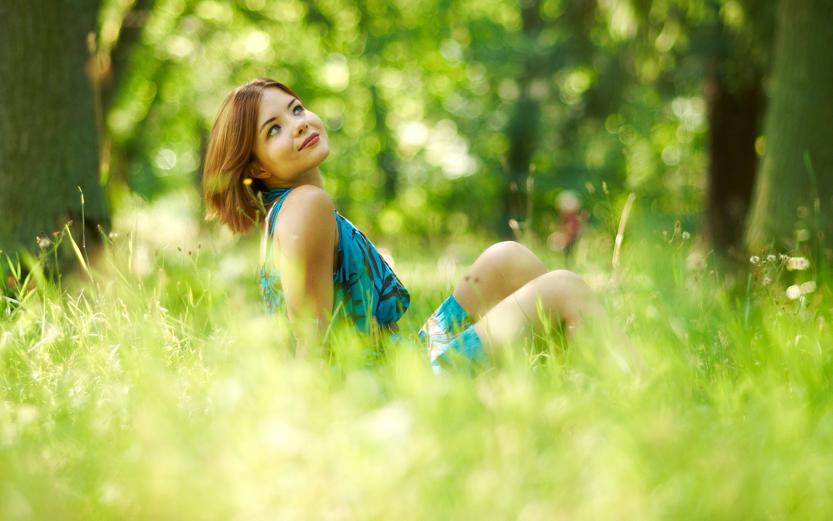 Девушка с красивой попой на зеленой травке