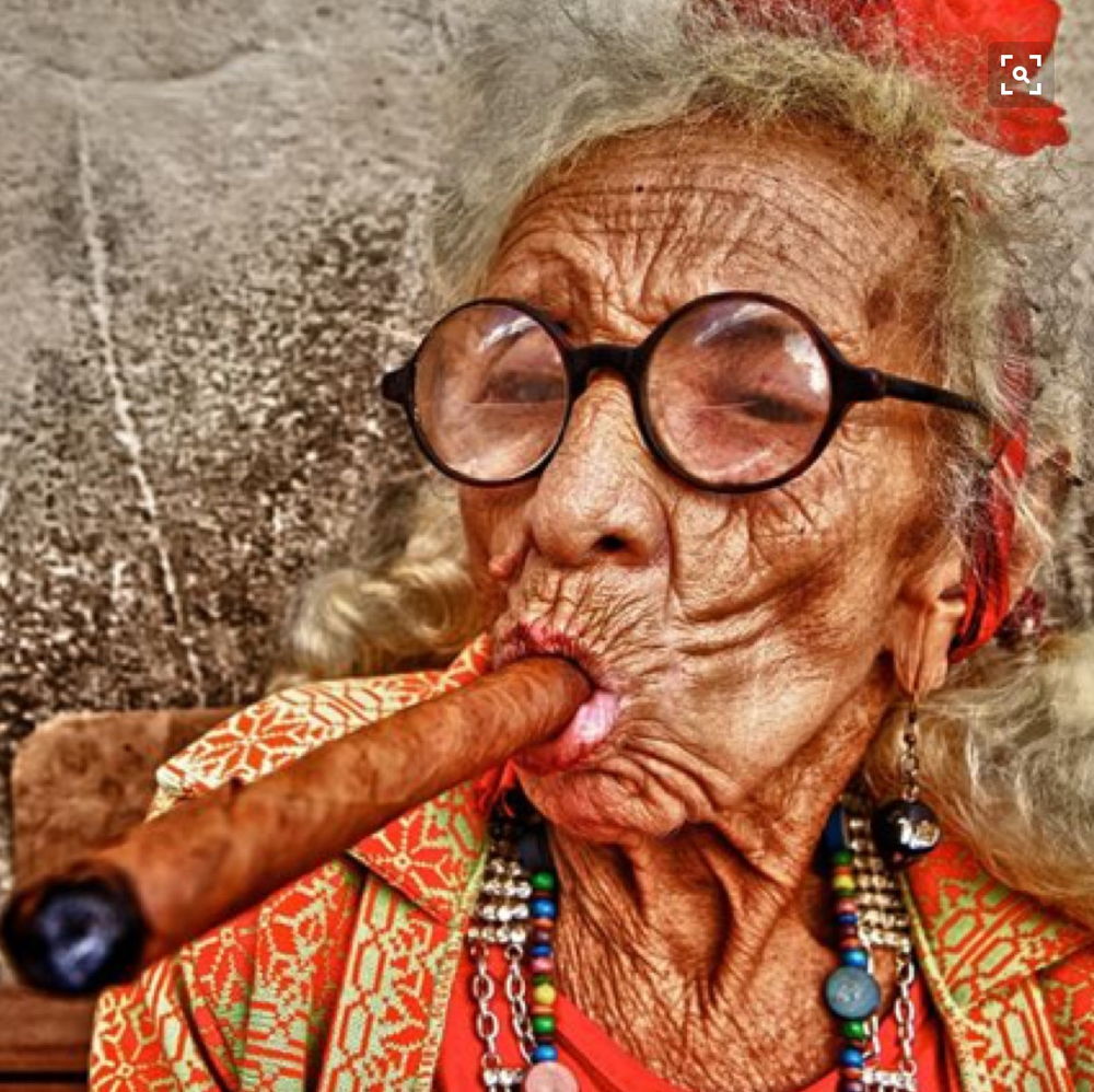 Ебнутая старуха прижигает вымя сигаретой 15 фото