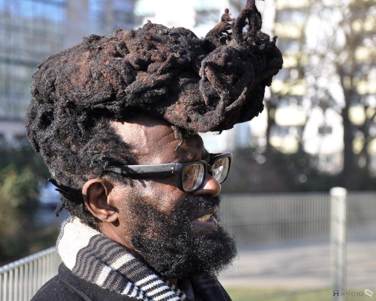 Человек с какашкой на голове