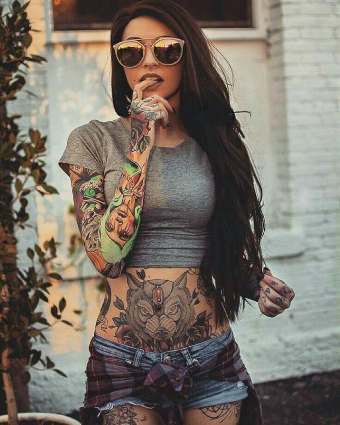 Красивые девушки с татуировкой