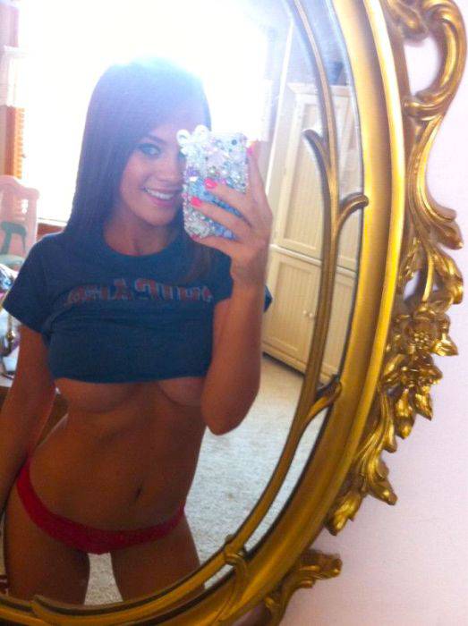 Привлекательная девица с большими дойками снимает себя перед зеркалом порно фото бесплатно