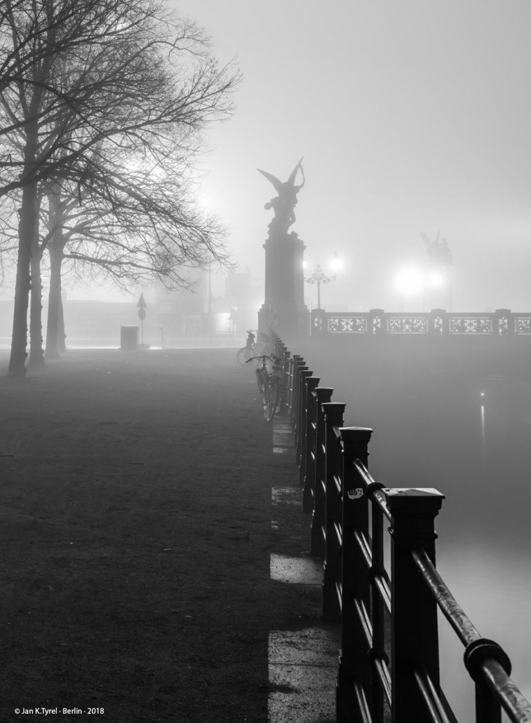 На черно белой фотографии черный цвет составляет 80 площади эту фотографию увеличили в 3 раза