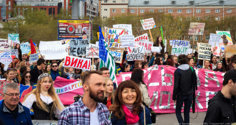 Монстрация фото плакатов