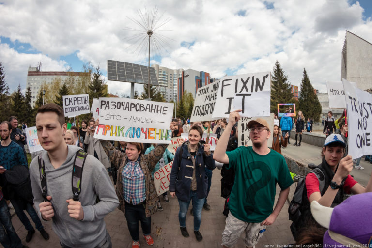 Монстрация фото плакатов