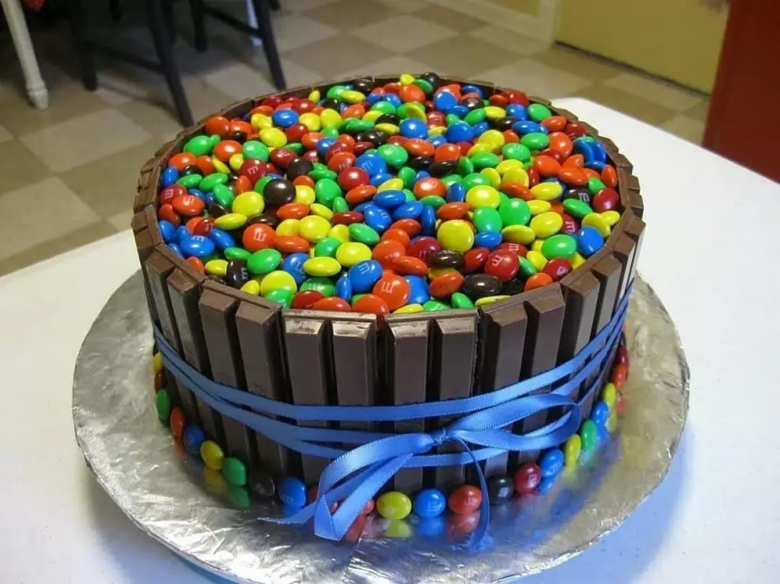 Торт на день рождения своими руками мальчику. Необычный детский торт. Украшение торта для мальчика. Красивые торты для мальчиков. Красивые торты на день рождения.