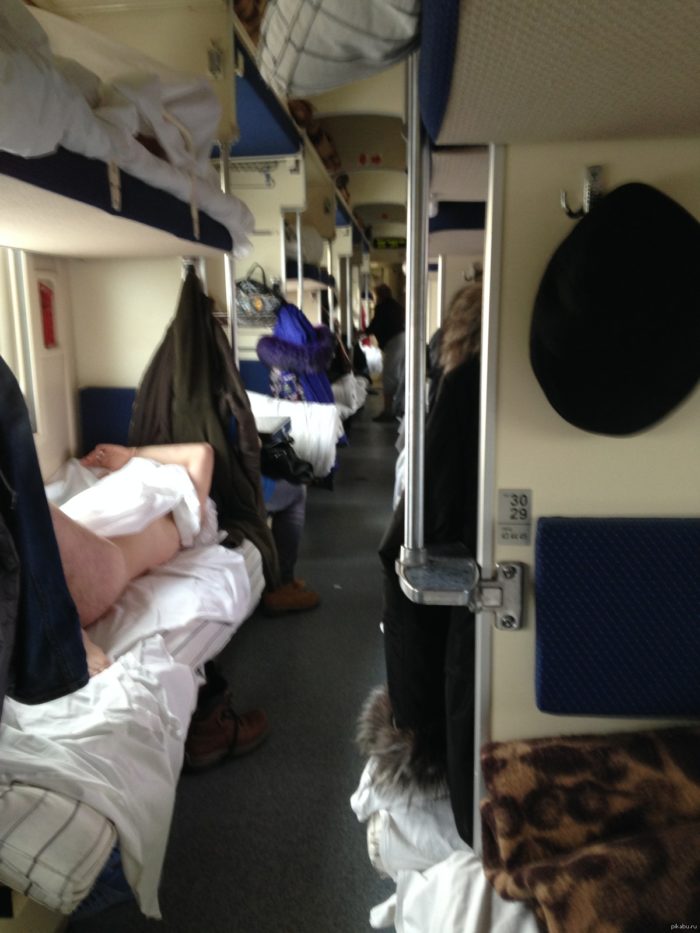 в вагоне голые спят