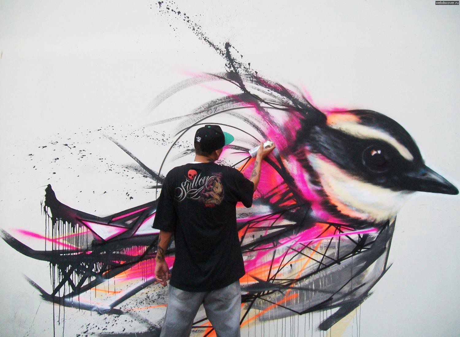Человек рисует граффити