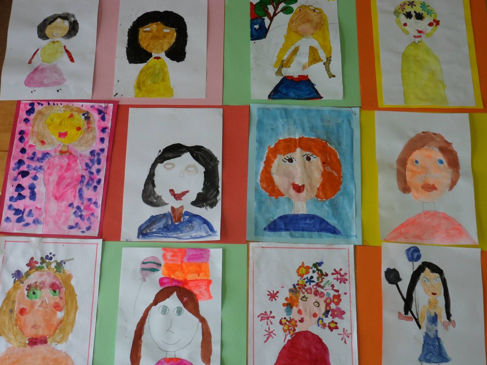 Детские работы для мам. Рисование в детском саду. Рисование в среднейшруппе. Портрет мамы средняя группа. Портрет мамы рисование в старшей группе.