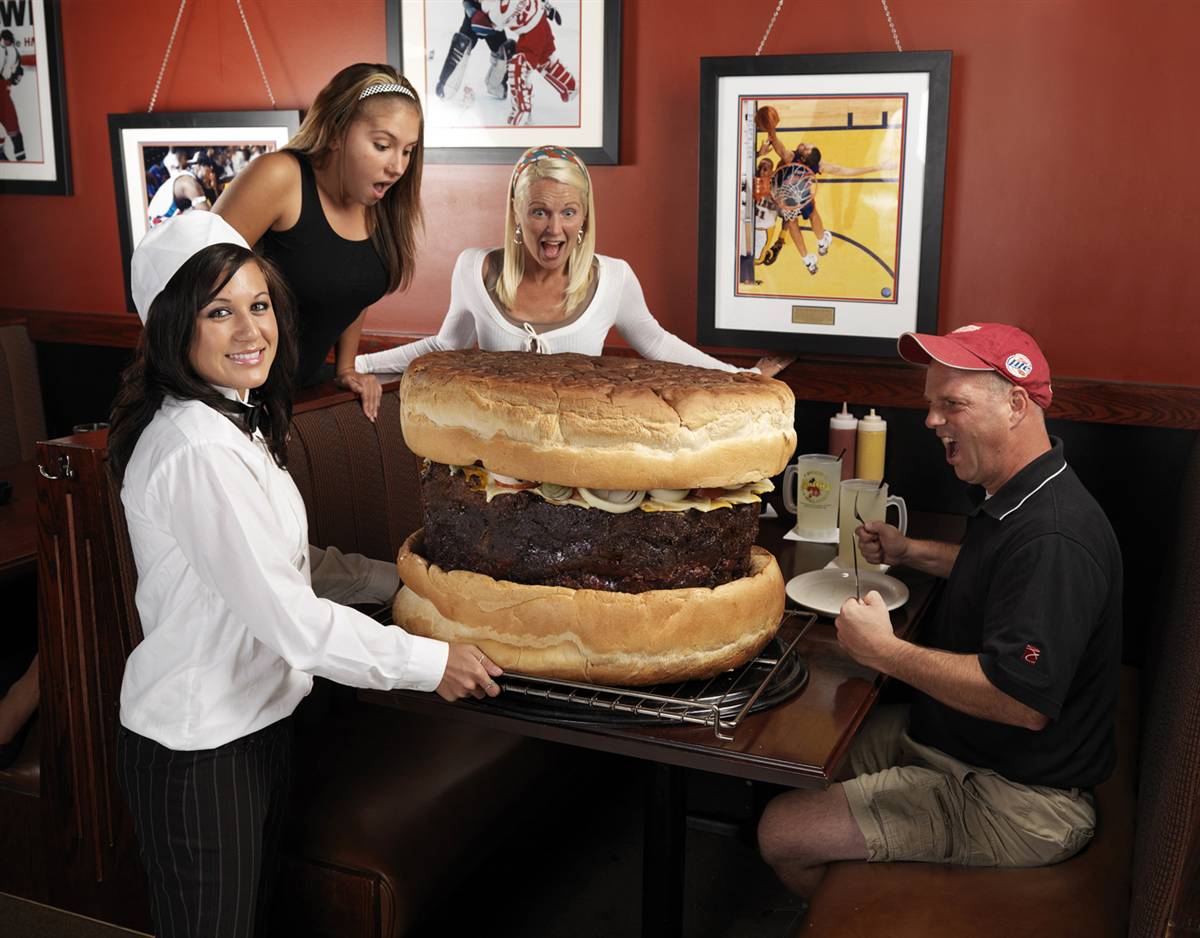 Какие рекорды есть в книге рекордов гиннесса. Самый большой бургер. Рекорд самый большой бургер. Самый большой съедобный гамбургер. Самый большой бургер в мире рекорд.