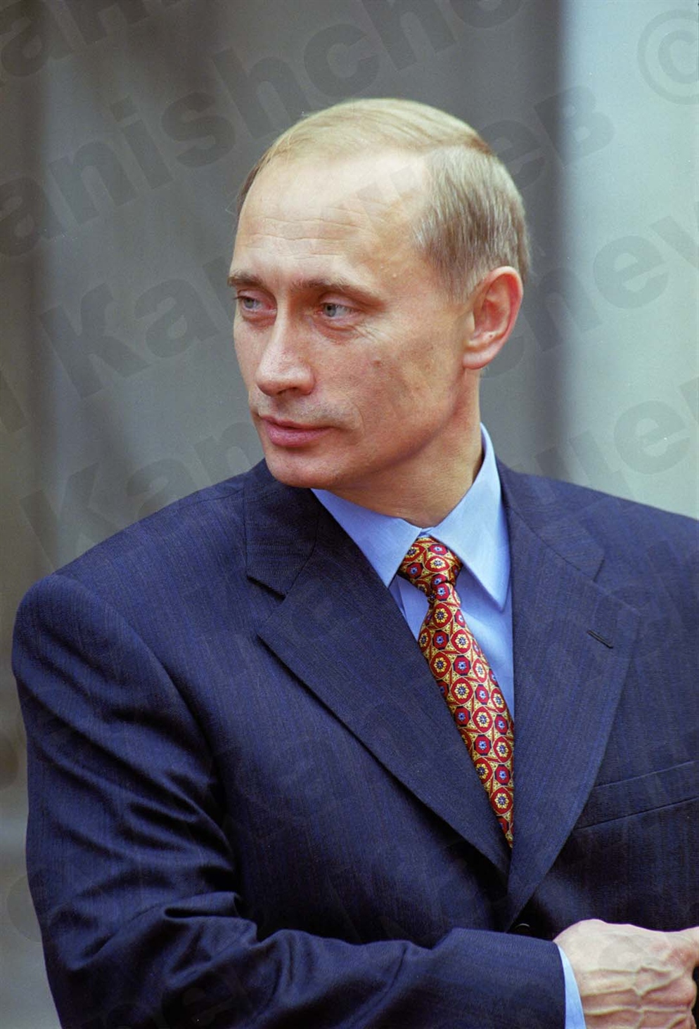 Путин на зеленом фоне в полный рост
