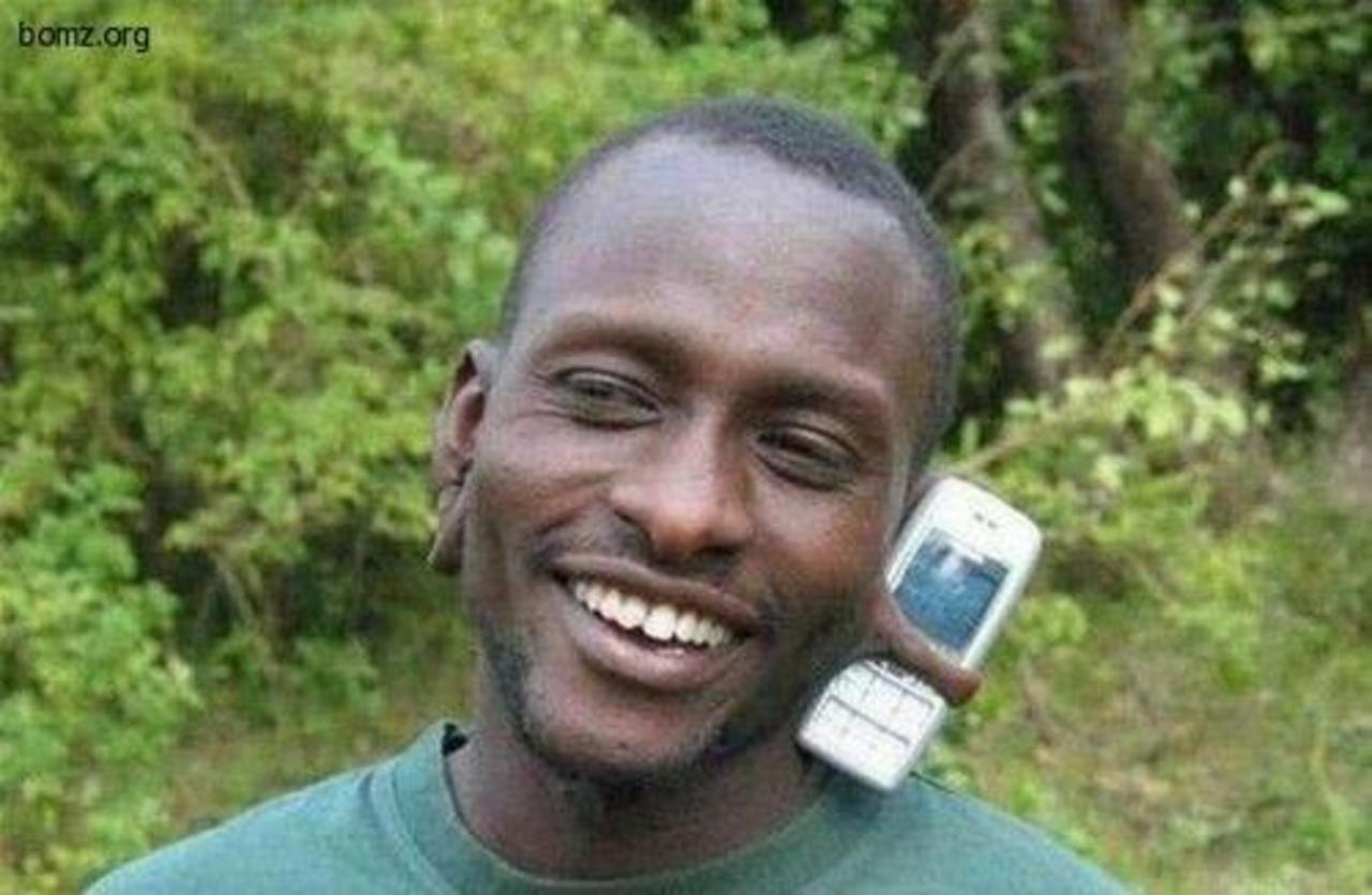 Африканец с телефоном