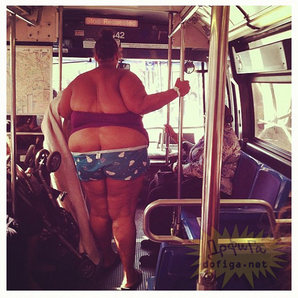 Тетка в автобусе. Толстая девушка. Жирный человек в шортах.