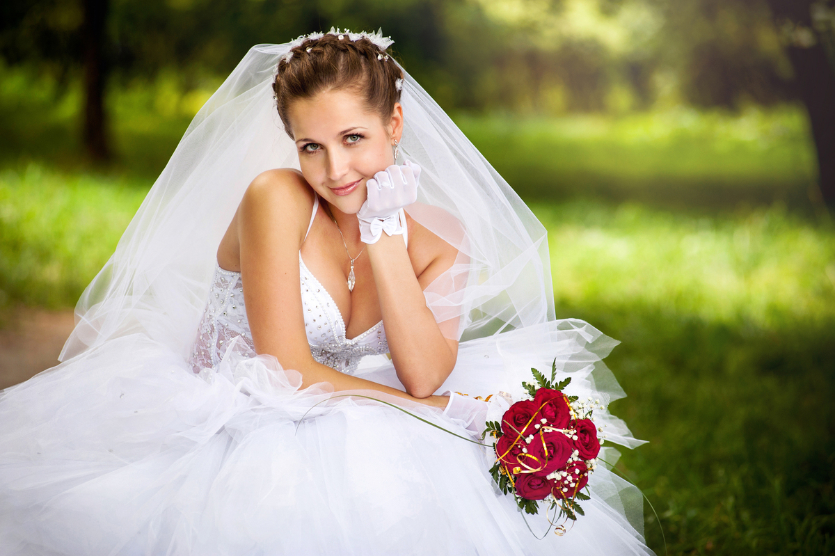 Красивое свадебное платье с невестами