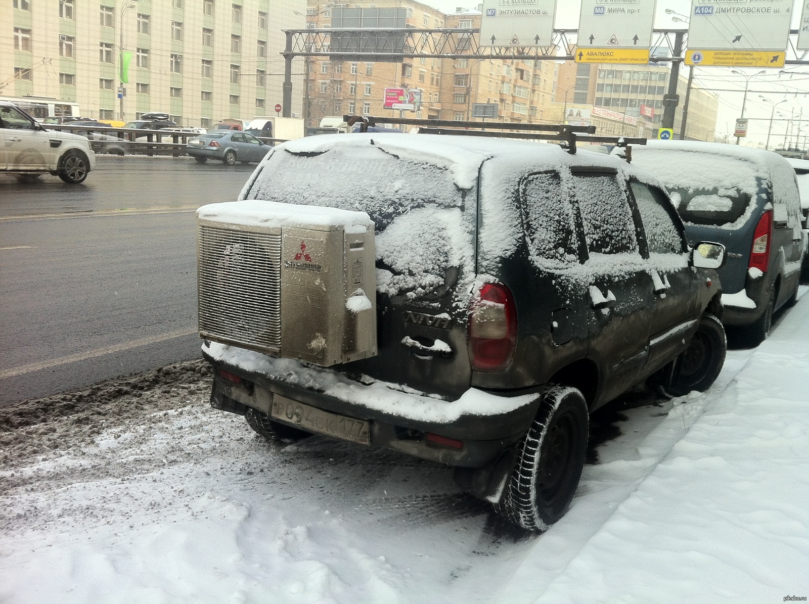 Автомобиль со значком барана