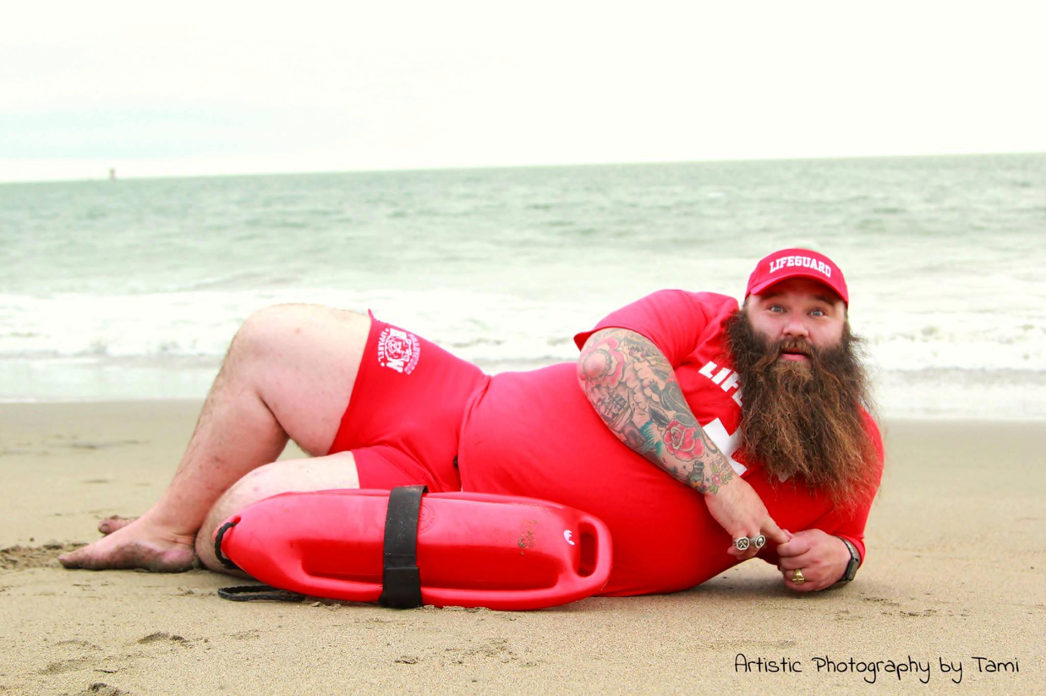 Клевый мужик. Смешной мужик. Мужик с бородой на пляже. Бородатый мужчина на пляже. Толстый бородатый мужик.