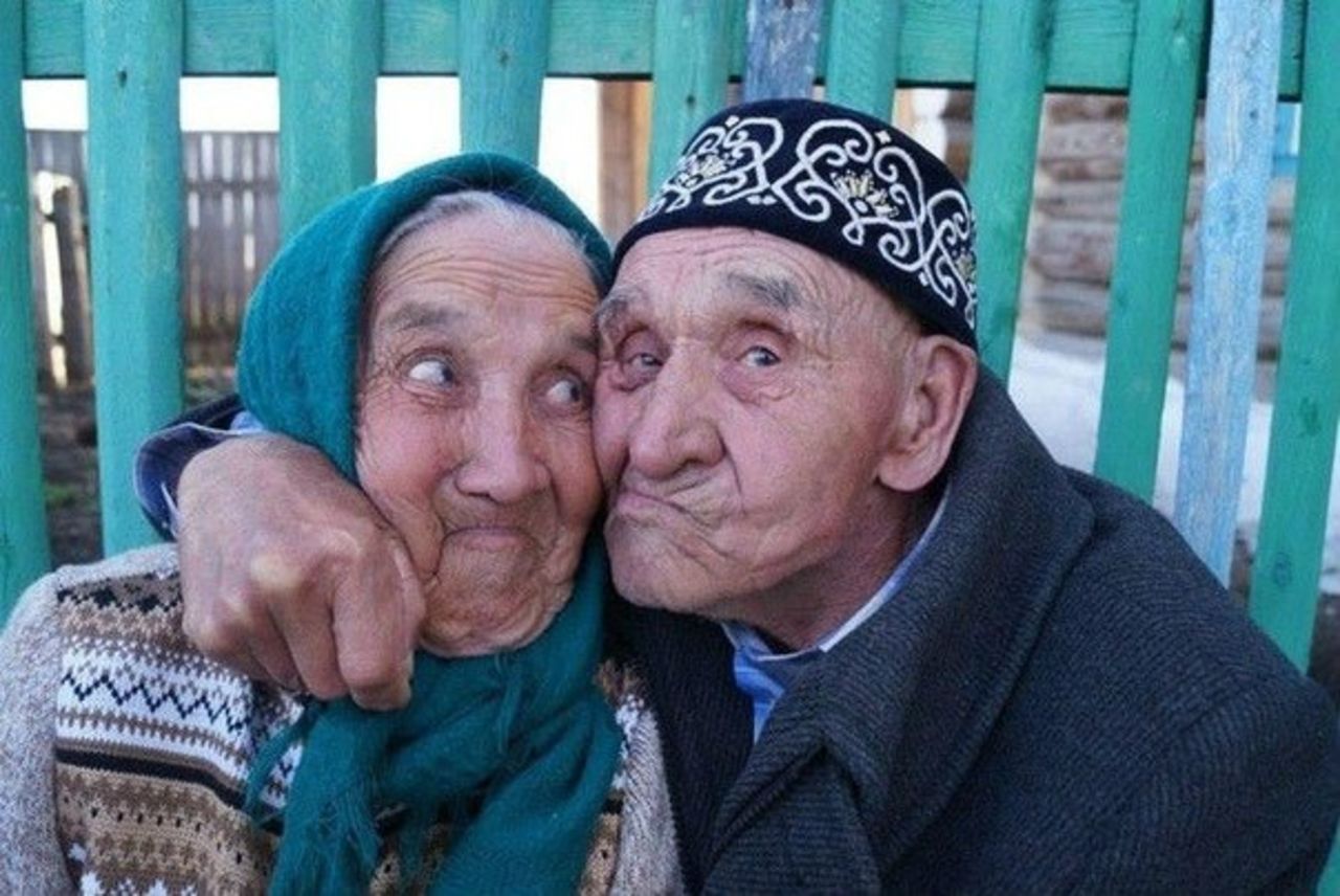 Веселые бабушка и дедушка