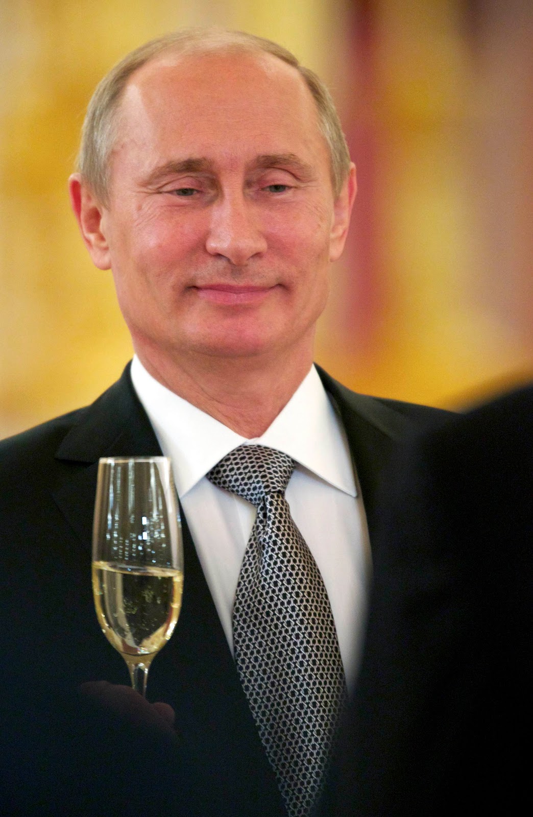 День рождение путиной. Путин Владимир Владимирович поздравляет. С днём рождения Владимир Владимирович Путин. Путин с бокалом шампанского. Путин с боку.