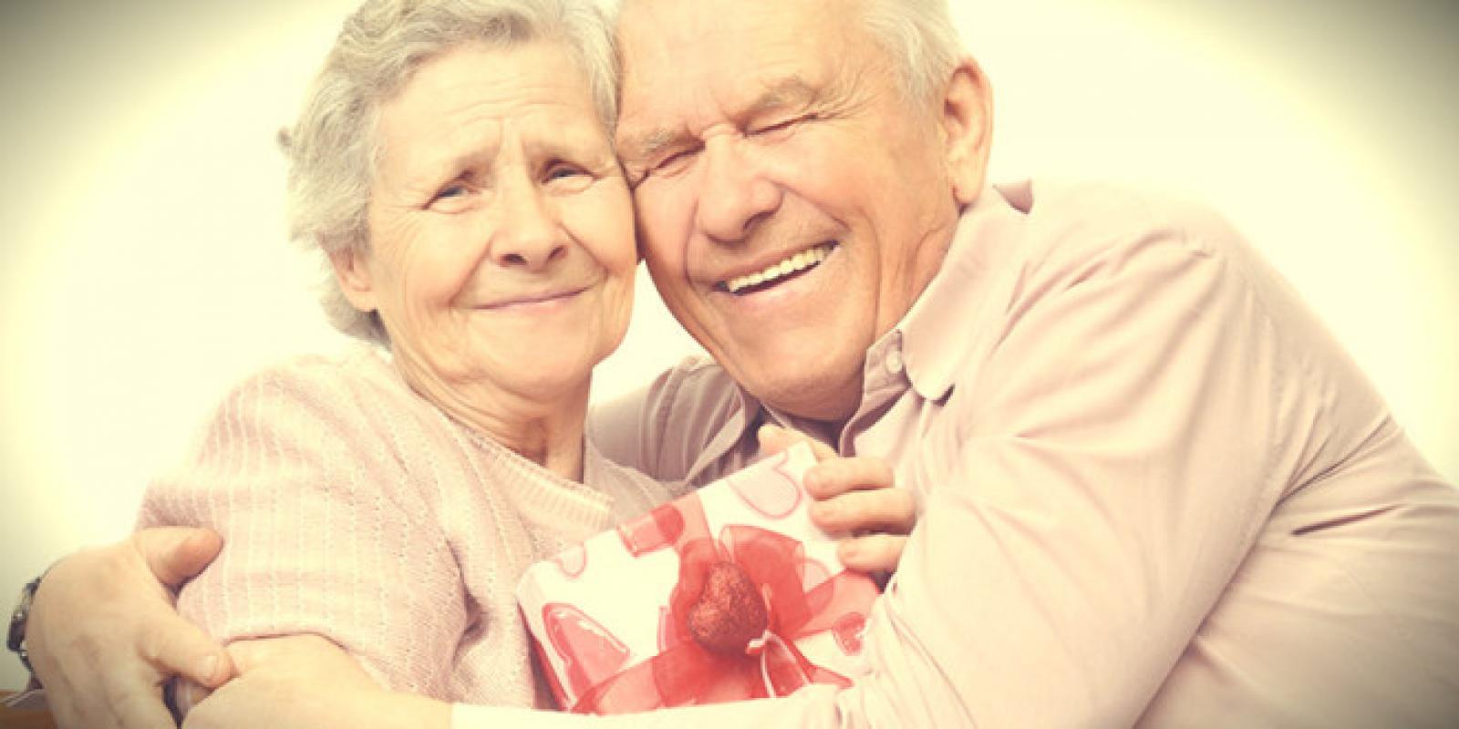 Платить за совместную жизнь. Счастливые пенсионеры. Бабушка и дедушка. Пенсионеры в браке. Счастливые старики.
