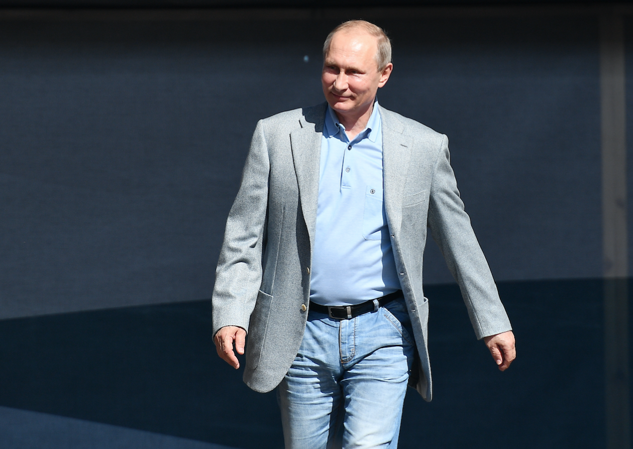 Владимир Путин в джинсах и рубашке