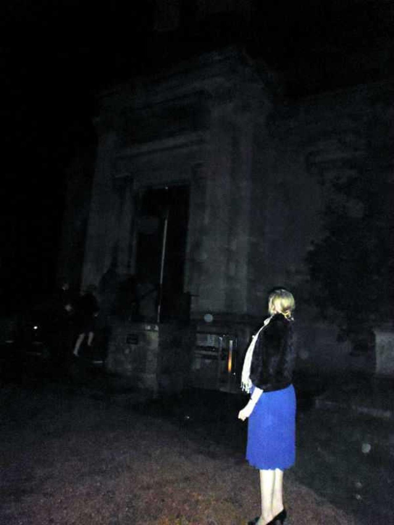 Реальные призраки на кладбище