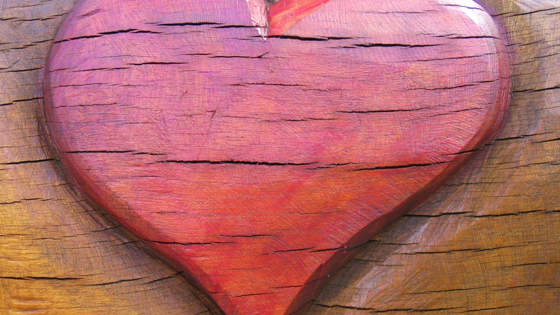 Рисунки на деревянных сердечках