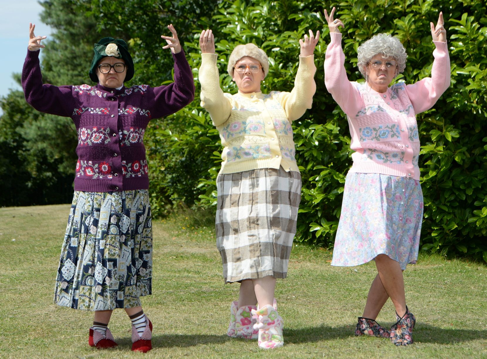 Показать плясать. Три бабки. Танцующие бабушки. Веселые бабушки. Три Веселые старушки.