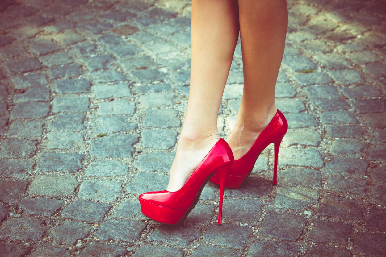 Женские ножки в туфлях на высоком каблуке