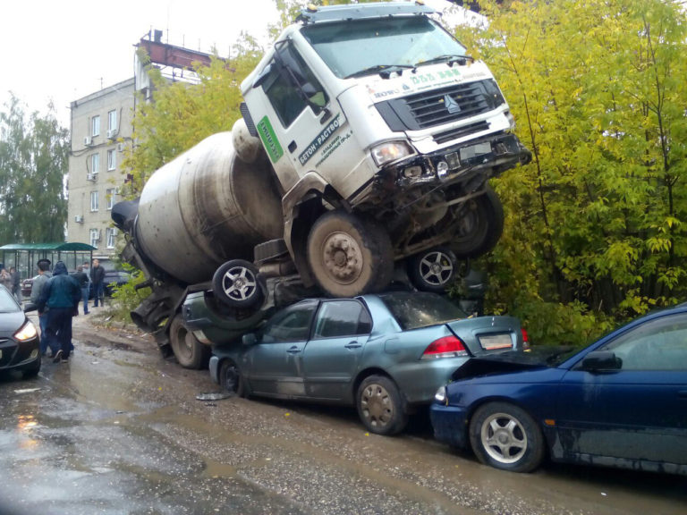 Тополь упал на машину