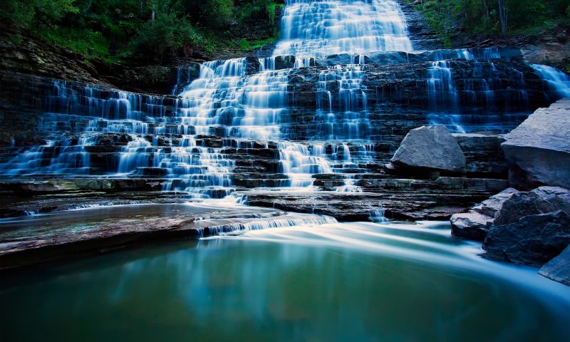 Пейзаж с водопадом фото