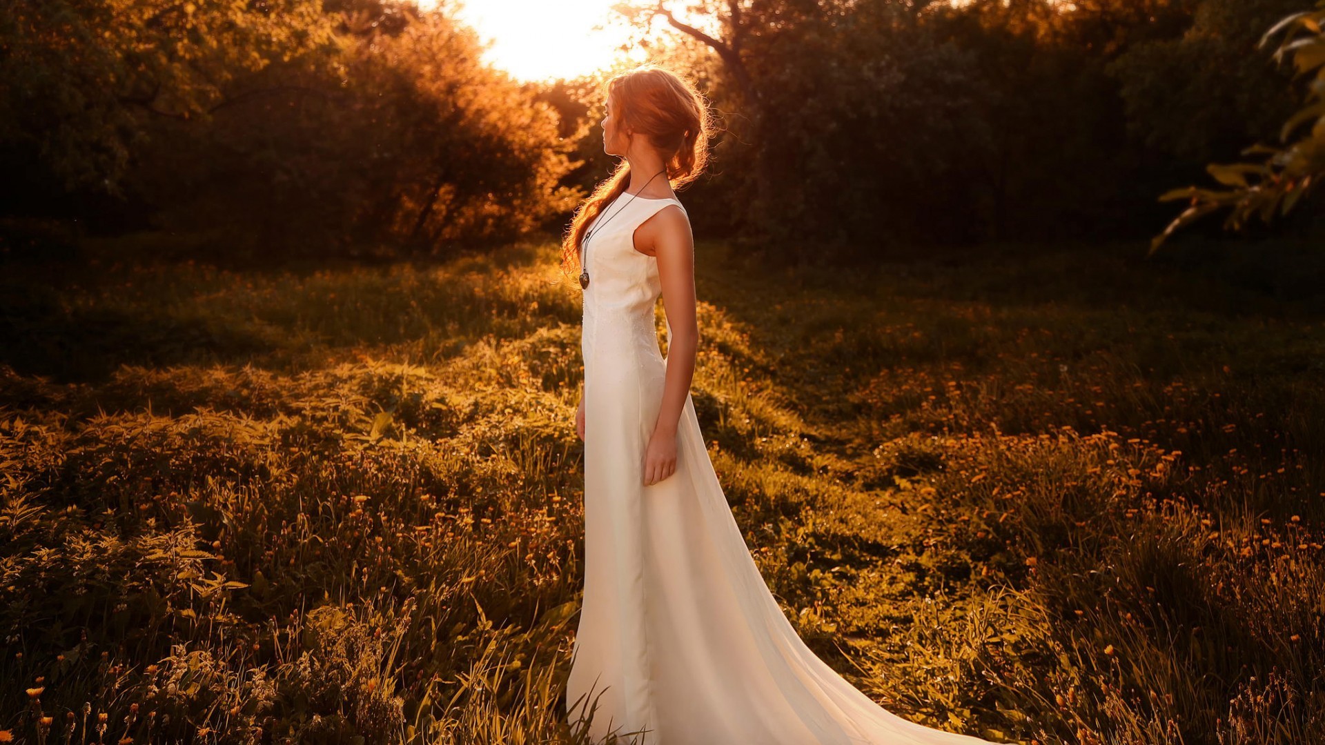 Рыжая девушка в свадебном платье со спины
