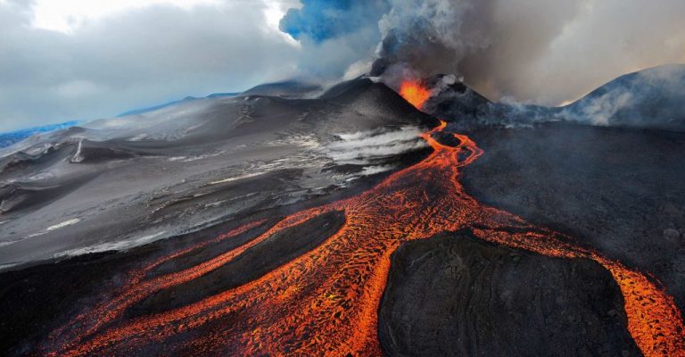 Фото вулкана извергающегося с лавой