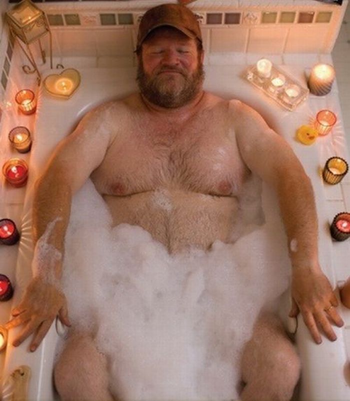 Мужчина моется видео. Мужик в ванной. Мущина в ванной с пеной. Толстый человек в ванне.