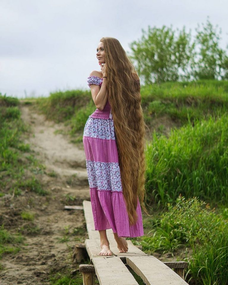 Девочка с длинными волосами как у рапунцель