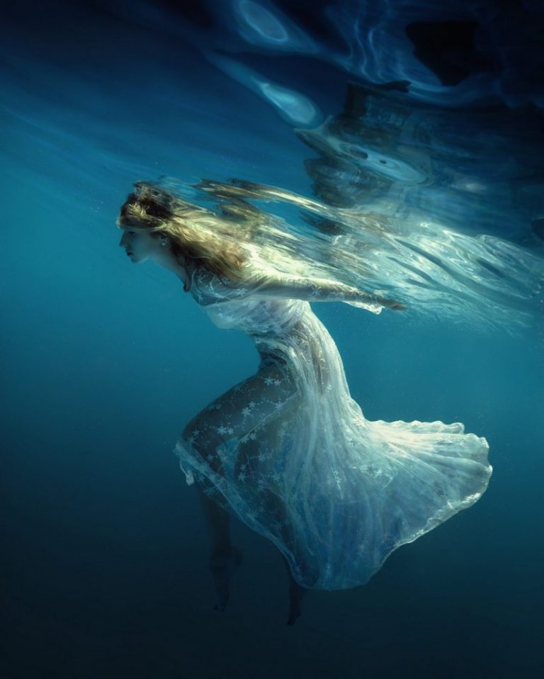 Фото девушка на закате у воды