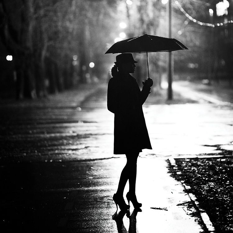 Девушка под зонтом черно белое