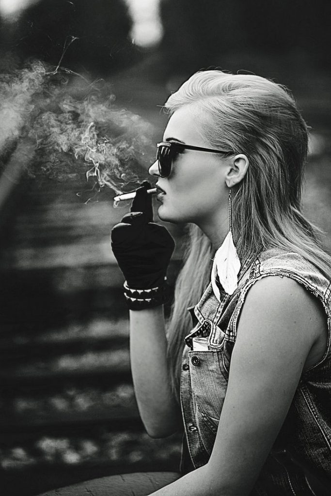 Девушка курит сигарету фото на аву