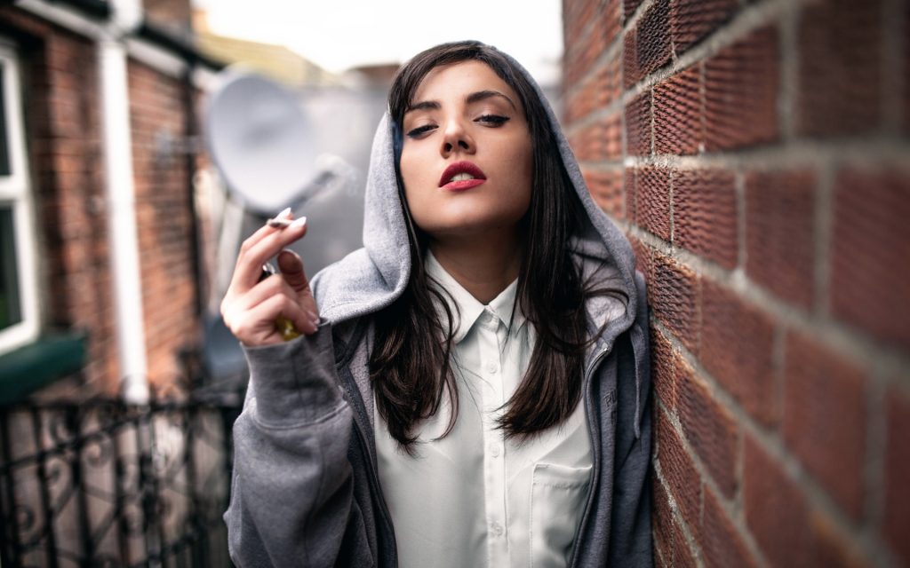 Фото девушки с сигаретой и дымом