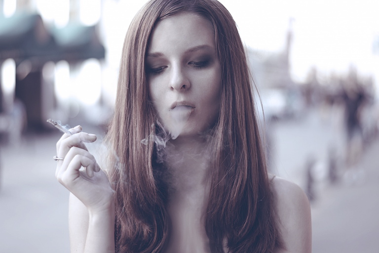 Фото девушки с сигаретой и дымом