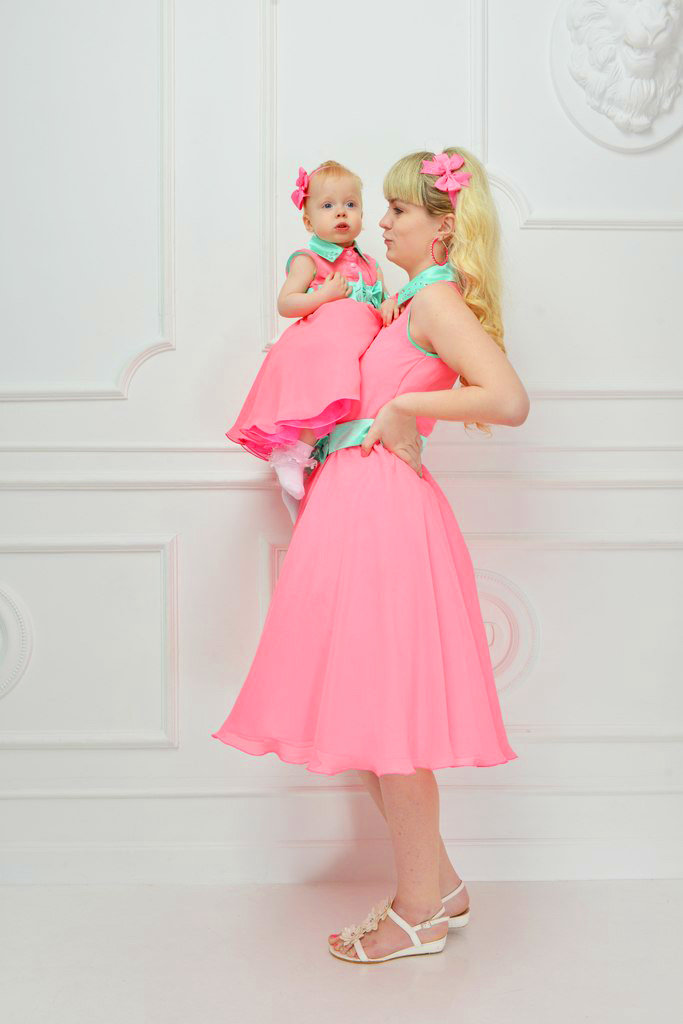 Мама с дочкой москва. Мама и дочка с платьем. Платье мама и дочка одинаковые. Платье мама и дочка одинаковые праздничные. Мама с дочкой в розовых платьях.