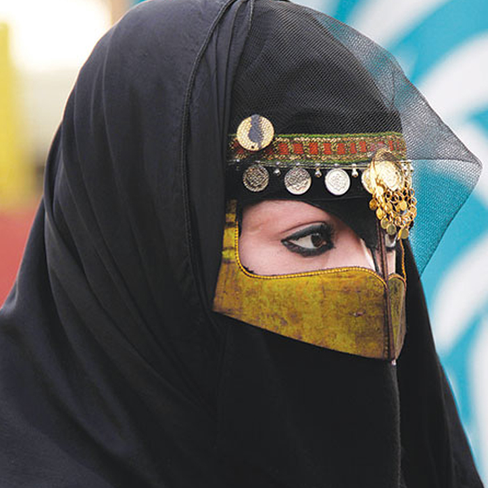 Без паранджи. Пакистан паранджа. Арабские женщины в парандже. Металлическая паранджа. Девушка в парандже.