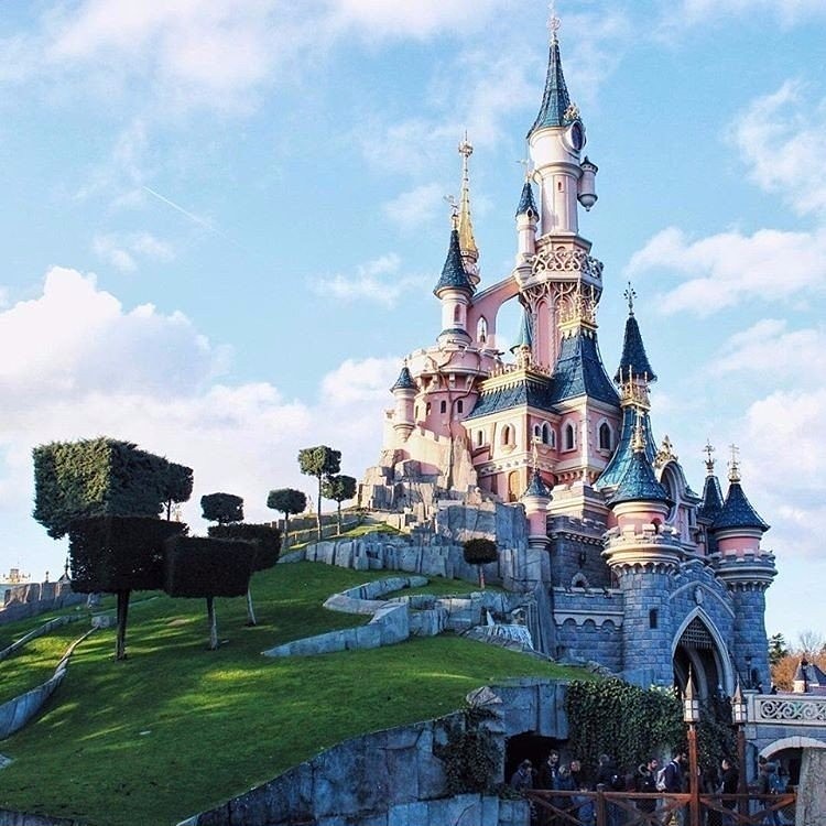 Замок диснейленд. Диснейленд замок спящей красавицы. Замок Диснейленд в Париже. Парижский Диснейленд замок спящей красавицы. Диснейленд Анахайм замок спящей красавицы.