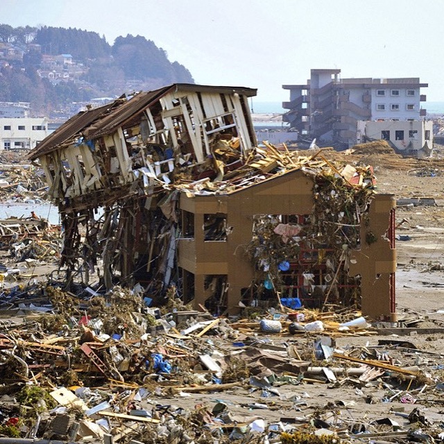Внутри землетрясения. Землетрясение в Японии. Последствия землетрясения в Японии. Последствия сильных землетрясений в Японии. Последствия ЦУНАМИ фото.