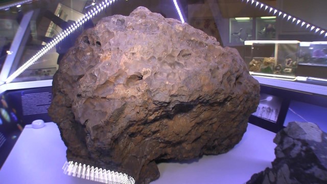 Как выглядят метеориты фото упавшие на землю