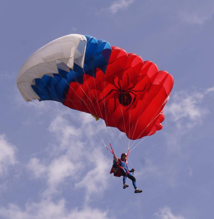 Парашютист. Парашютист Россия. День парашюта. С праздником парашютиста.