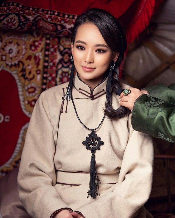 Красивые монгольские девушки (50 фото) .