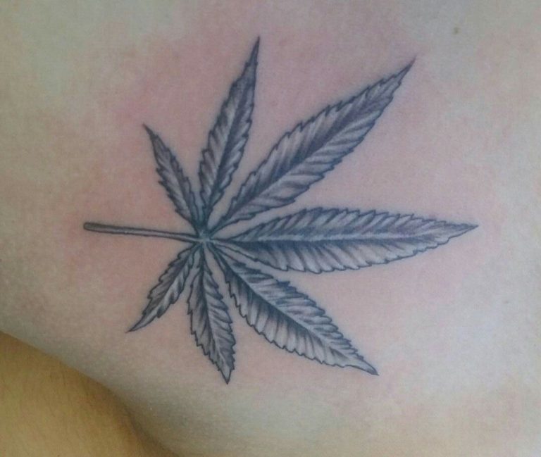 Татуировка с листами конопли отходняк марихуана