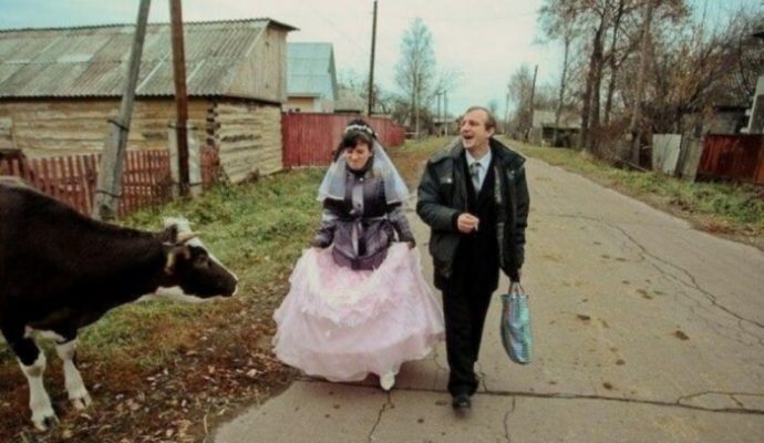 На картинке изображена веселая деревенская свадьба пестрая масса