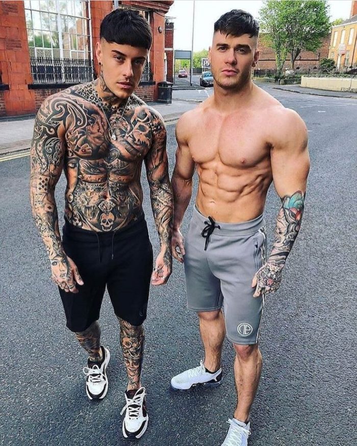 Накаченные татуированные парни