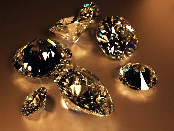 Великий Могол Алмаз. Драгоценности бриллианты. Россыпь драгоценных камней. Блестящие камни.